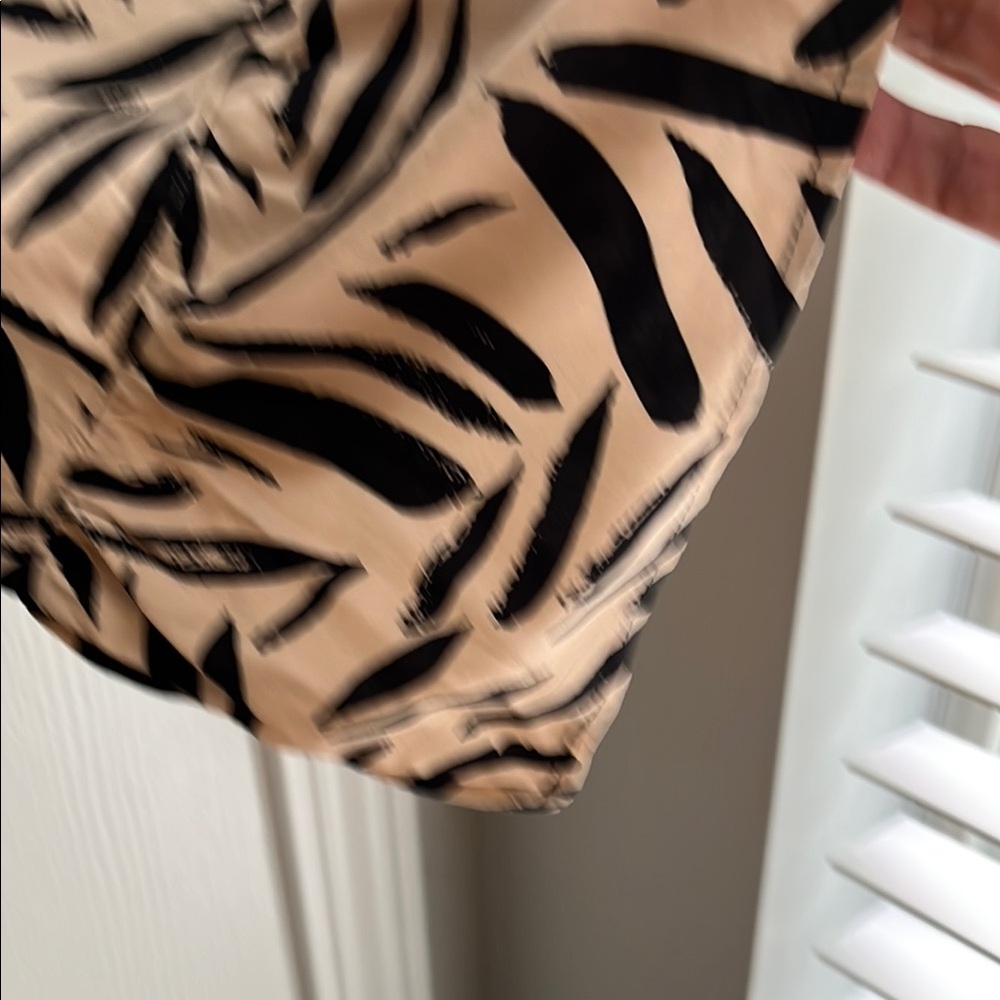 Junna Elegant And Pleasant Black and Cream Patterned Maxi Dress - Picture 4 of 7